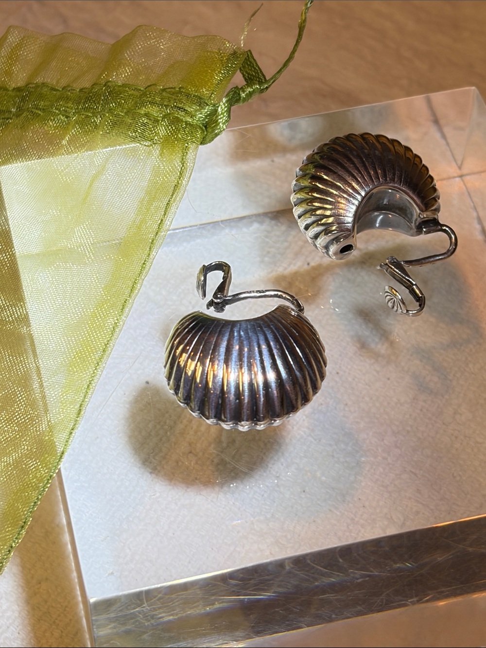 VTG 60โs Classic Sterling Silver Puffed Ribbed Shrimp Hoop Clip-On Earrings - Picture 5 of 6